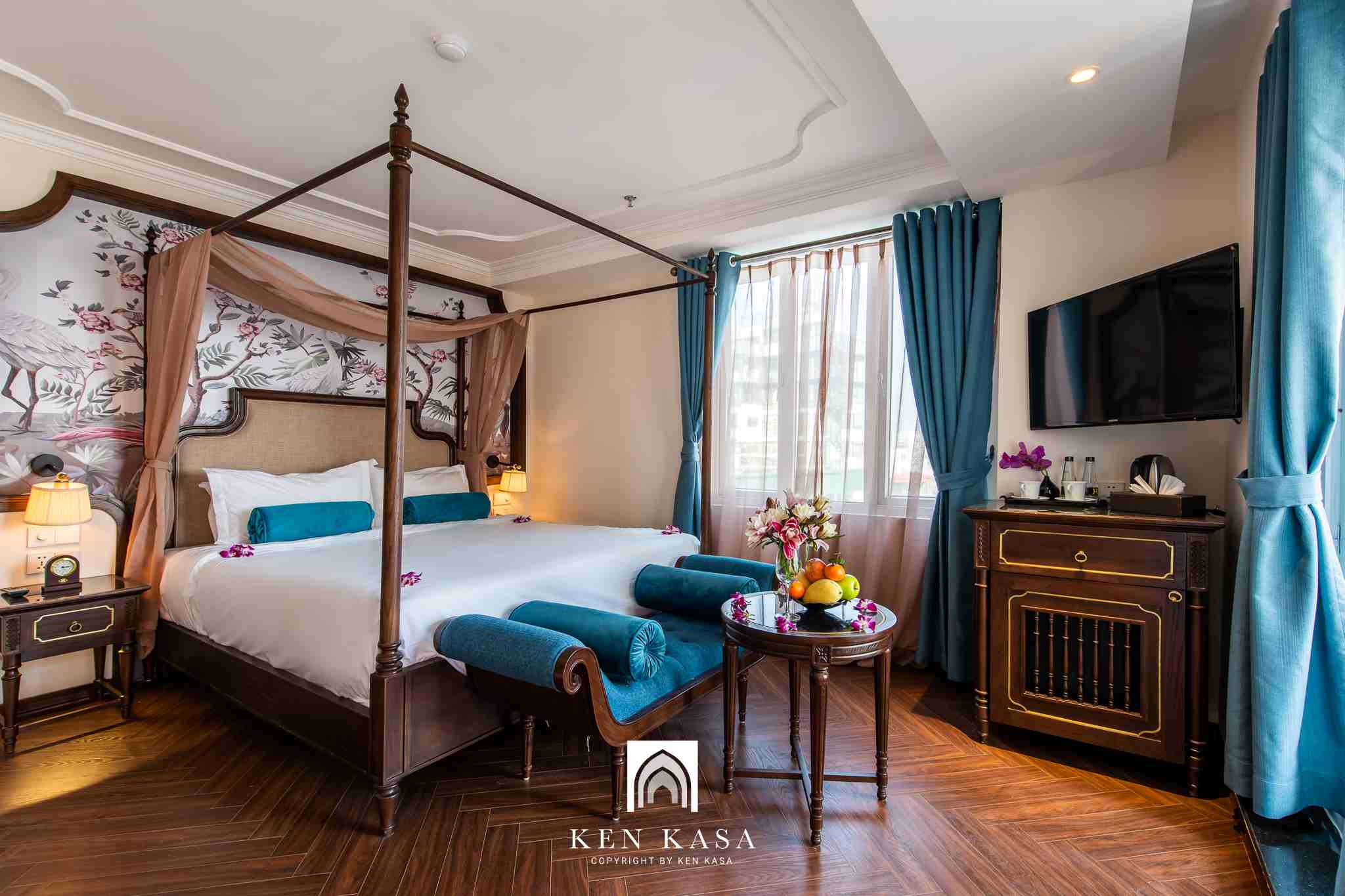 Kh&ocirc;ng gian sang trọng tại ph&ograve;ng Junior Suite